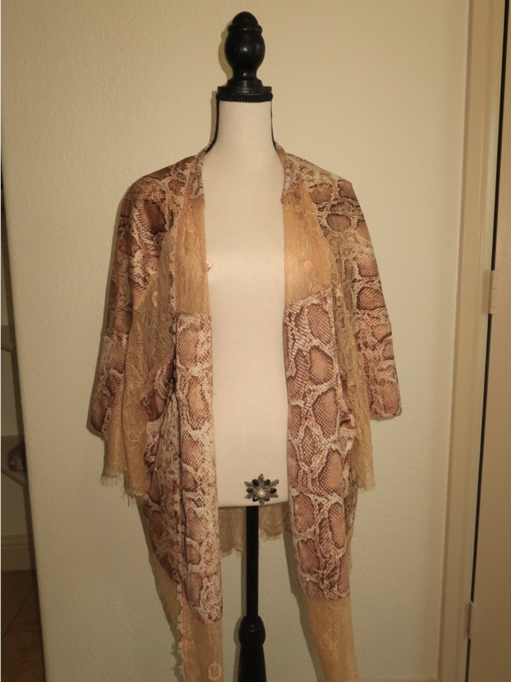 POL Women's Snake-Print Open Front Shrug in Tan and Cream